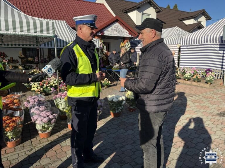 Profilaktyczne działania przy cmentarzu koneckich policjantów