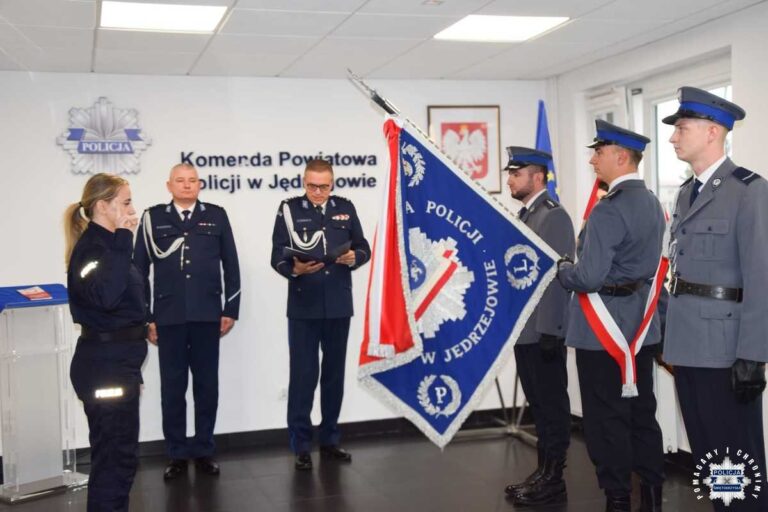 Ślubowanie nowo przyjętej policjantki w Komendzie Powiatowej Policji w Jędrzejowie