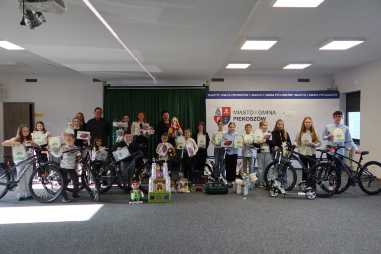 Ekologia się opłaca. Uczniowie z Piekoszowa odebrali rowery, hulajnogi i tablety za najlepsze prace konkursowe