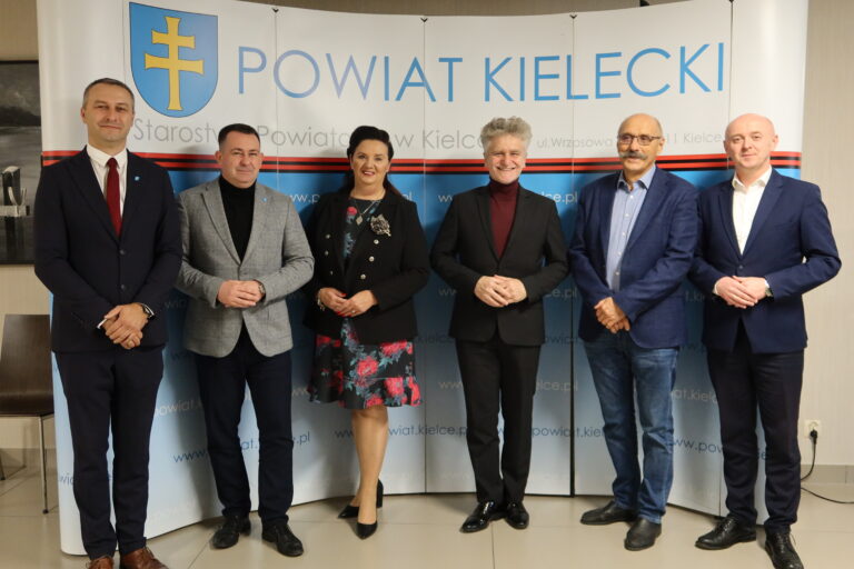 Nowy asfalt w Brynicy jeszcze w tym roku. Podpisano umowę na przebudowę drogi powiatowej