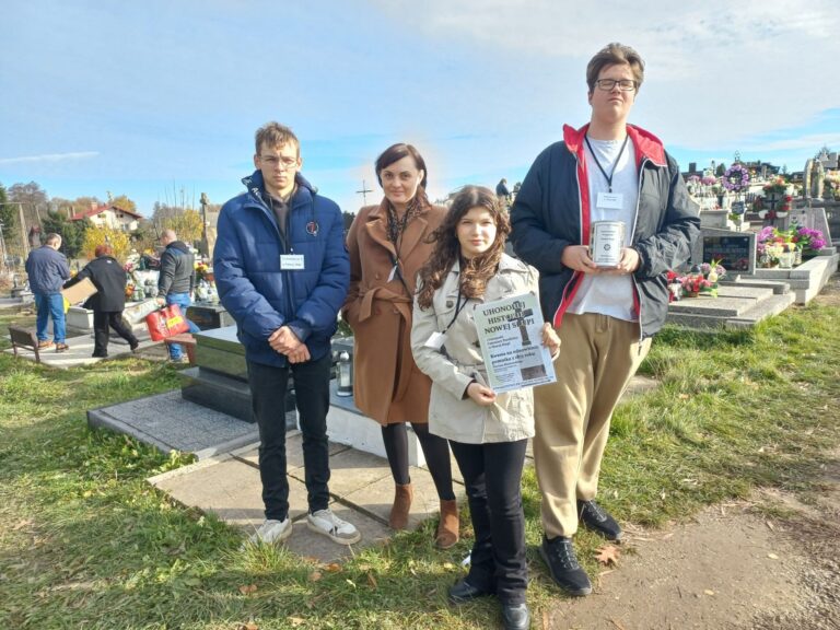 Uczniowie Technikum nr 6 kwestowali w Nowej Słupi