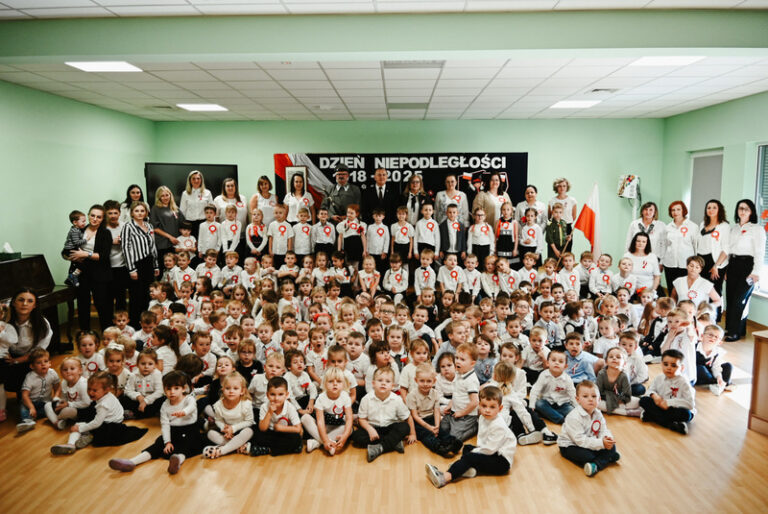 Fotorelacja z uroczystej akademii w Przedszkolu Samorządowym w Chęcinach z okazji zbliżającego się Narodowego Święta Niepodległości