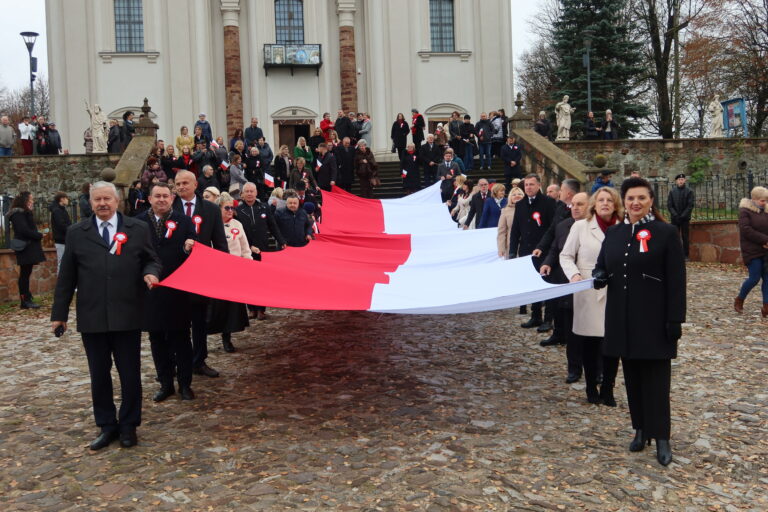 Z dumą pod biało-czerwoną flagą. Patriotyczne obchody Narodowego Święta Niepodległości w Piekoszowie [WIDEO]
