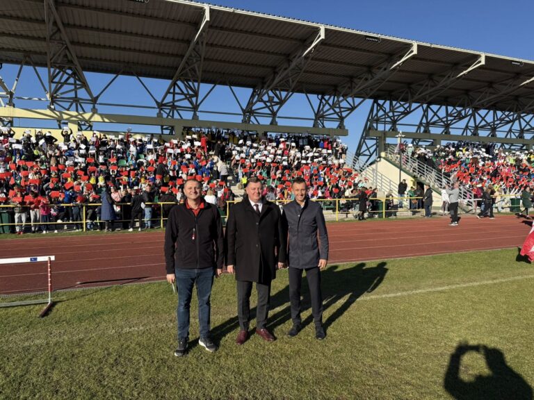 Rekord frekwencji na XV Biegu Niepodległości w Strawczynku. Ponad 700 młodych biegaczy uczciło święto wolnej Polski