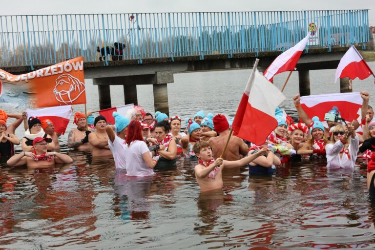 Nad zalewem w Morawicy odbyło się wielkie morsowanie z okazji Narodowego Święta Niepodległości