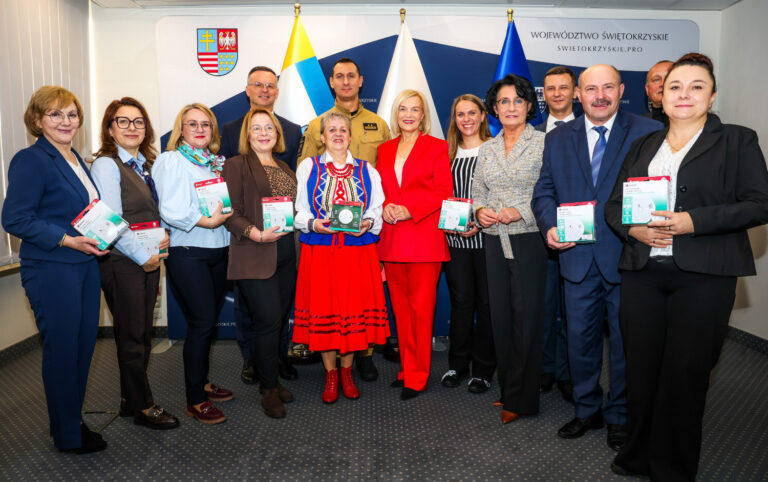 Podpisano umowy na poprawę bezpieczeństwa seniorów, dzieci i rodzin