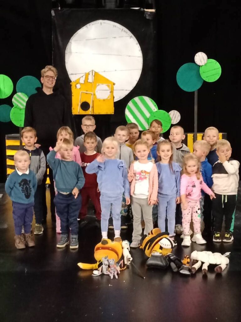 Wyjazd edukacyjny do teatru dzieci z Oddziału Przedszkolnego w Lisowie