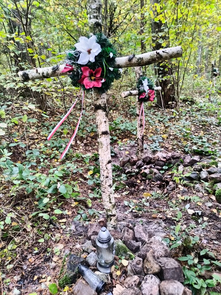Ocalić od zapomnienia – nowe krzyże na partyzanckich grobach