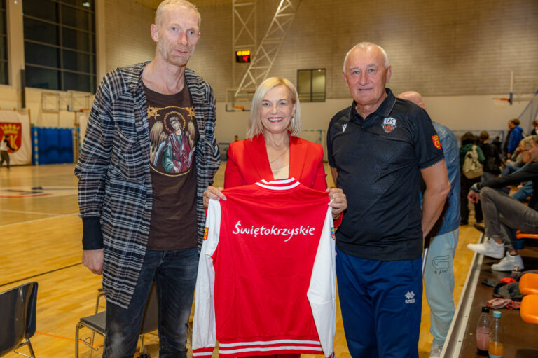 Marszałek Renata Janik z wizytą na meczu II ligi: sport akademicki to inwestycja w przyszłość!