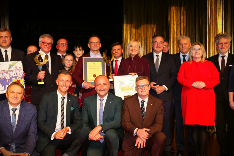 Wręczono statuetki dla zasłużonych mieszkańców Powiatu Kieleckiego