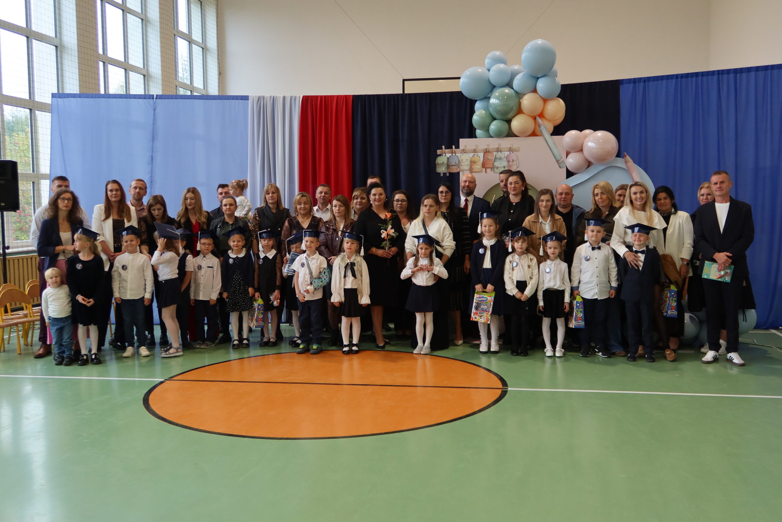 Blisko dwustu pierwszoklasistów z gminy Piekoszów rozpoczęło szkolną przygodę [WIDEO]