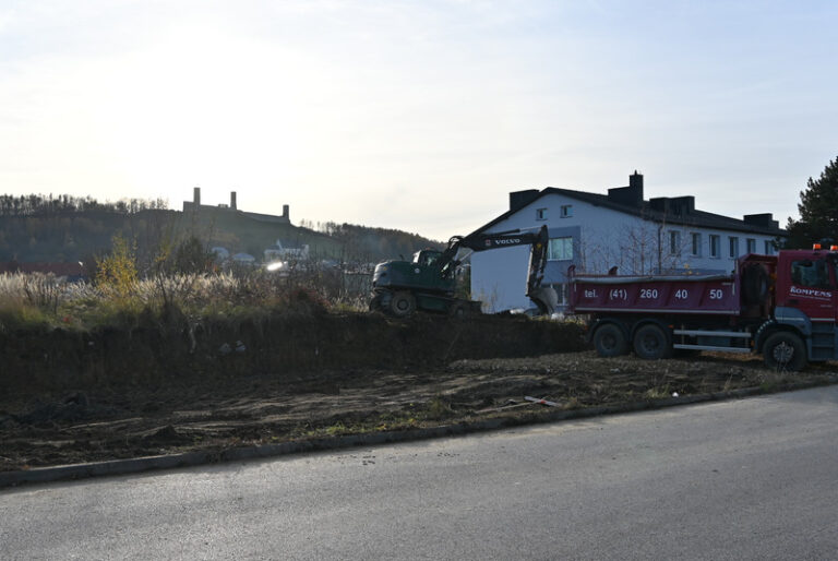 Rozpoczęły się prace polegające na przygotowaniu terenu pod budowę nowej remizy OSP Chęciny