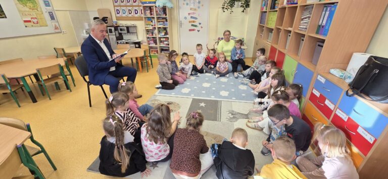 Codzienne czytanie w szkole w Cierchach. „Mali czytelnicy” odkrywają świat książek