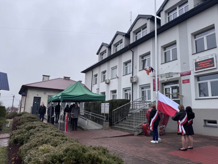 Gmina Mniów uczciła 107. rocznicę odzyskania przez Polskę Niepodległości Patriotyczne świętowanie połączyło mieszkańców, szkoły i lokalne instytucje