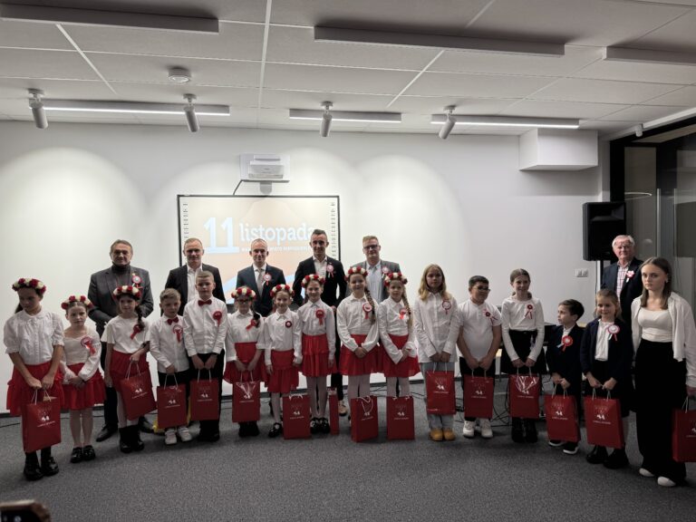 „Śpiewamy dla Niepodległej”. Poruszająca wieczornica patriotyczna w GOK w Mniowie