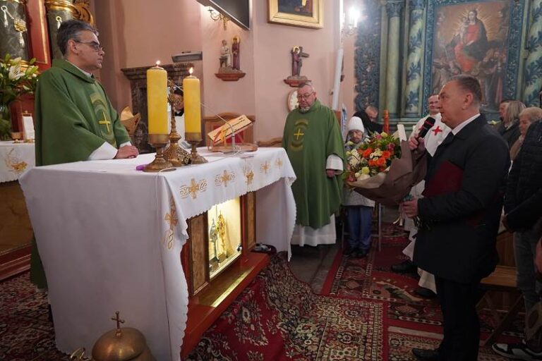 Uroczyste wprowadzenie nowego proboszcza w parafii w Starochęcinach