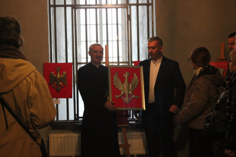 Piękno polskiego dziedzictwa na Świętym Krzyżu — wyjątkowe zakończenie wystawy „Orły Polskie” Stanisława Hadyny