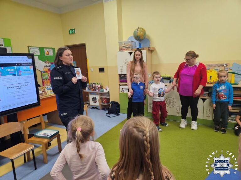 Policjantki odwiedziły przedszkole w Tarłowie. Rozmawiały z dziećmi o ich prawach, a potem wspólnie przemaszerowali ulicami miejscowości