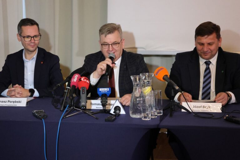 Klubowy Puchar Europy Karate Kielce 2025 – konferencja prasowa z udziałem Starosty Kieleckiego Tomasza Plebana.