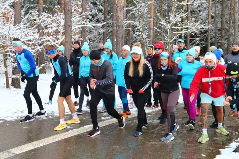 Dzień Niebieskiego Wąsa – bieg, morsowanie i świetna zabawa z Morawickim Stowarzyszeniem Morsów ˝Byle do Zimy!˝