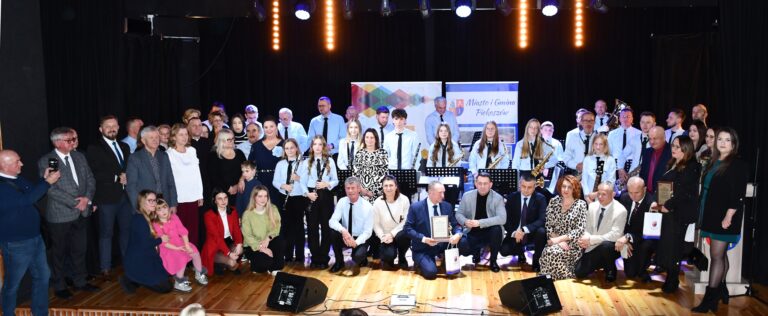 Owacje na stojąco i niezwykłe emocje. W Piekoszowie świętowano 140-lecie Miejsko-Gminnej Orkiestry Dętej [WIDEO]