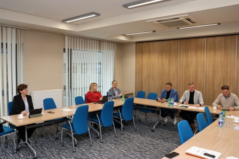 O sporcie i bieżących sprawach powiatu – obrady komisji edukacji