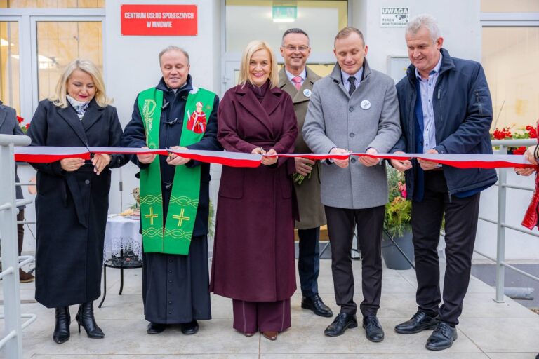 Uroczyste otwarcie siedziby Centrum Usług Społecznych w Mniowie. Mieszkańcy zyskali także specjalistyczny BUS dla osób z niepełnosprawnościami
