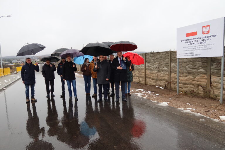 Uroczyście otwarto przebudowaną drogę w Bolechowicach. Mieszkańcy zyskali nowoczesny i bezpieczny odcinek