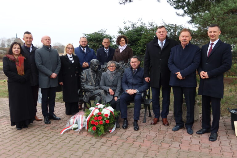 Setna rocznica śmierci Stefana Żeromskiego w Strawczynie. Oddano hołd wybitnemu pisarzowi w jego rodzinnej miejscowości
