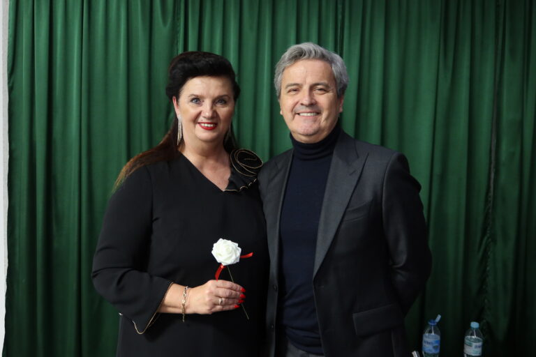 Niezwykłe spotkanie z Piotrem Polkiem w Piekoszowie. Aktor podbił serca mieszkańców [WIDEO]