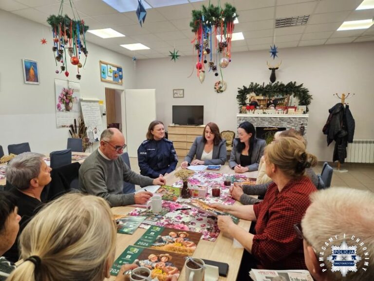 Jak nie dać się oszukać w sieci – policjantki i radczynie prawne spotkały się z seniorami