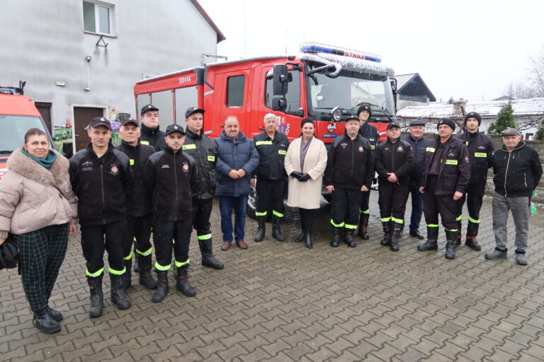 Jednostka OSP Szczukowice zyskała średni samochód ratowniczo-gaśniczy. Wóz przekazała jednostka OSP Piekoszów
