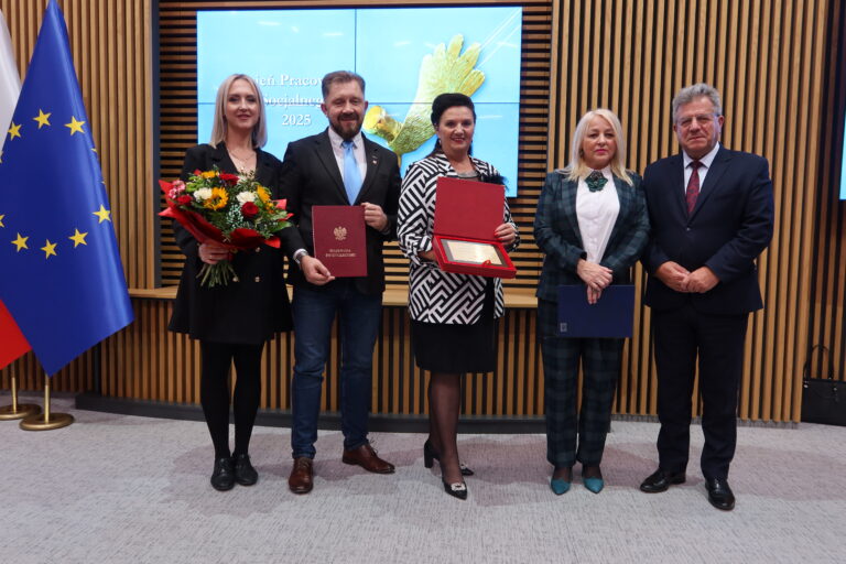 Wojewoda wręczył wyróżnienia dla najlepszych pracowników socjalnych. Katarzyna Nawrocka, kierownik Klubu Seniora w Piekoszowie w ścisłej czołówce województwa