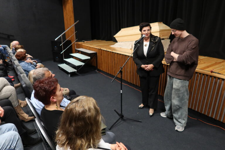 Spektakl na podstawie książki Miry Marcinów poruszył publiczność w Piekoszowie. Reżyserem był Patryk Warchoł z Micigozdu