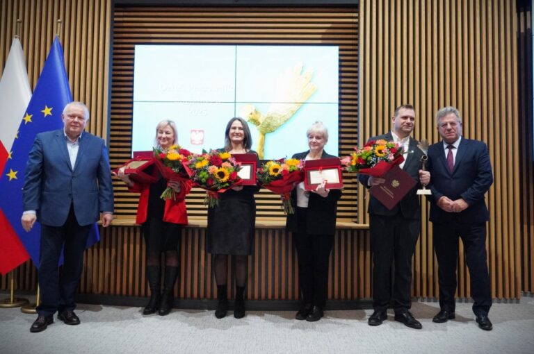 Ewa Znojek – kierownik MGOPS w Chęcinach uhonorowana przez wojewodę świętokrzyskiego