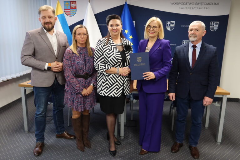 Gmina Piekoszów pozyskała aż 4 mln złotych na utworzenie Centrum Usług Społecznych. Ponad 300 mieszkańców otrzyma kompleksowe wsparcie! [WIDEO]