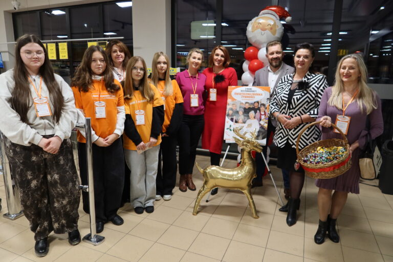 Rekordowa Świąteczna Zbiórka Żywności w Piekoszowie. Mieszkańcy zebrali ponad tonę darów! [WIDEO]