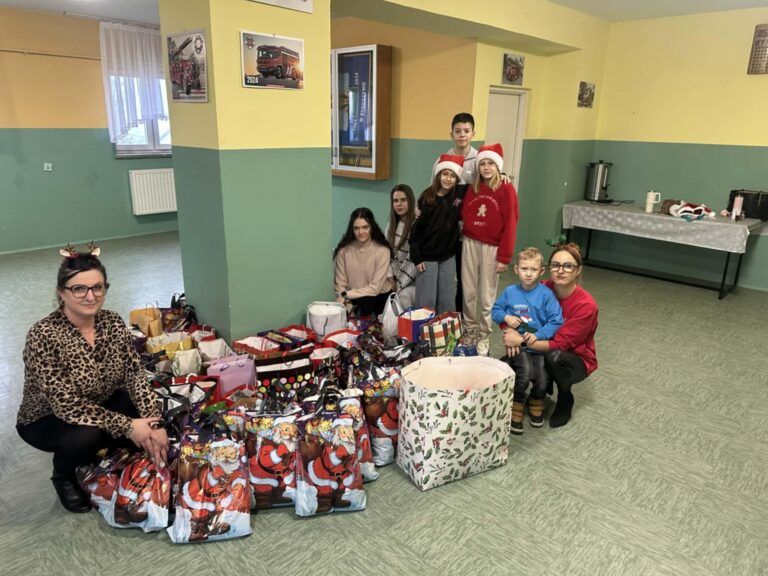 „I Ty możesz zostać Świętym Mikołajem”. Mieszkańcy Rykoszyna i Bławatkowa pokazali wielkie serca, dary trafią do seniorów z kieleckiego DPS-u