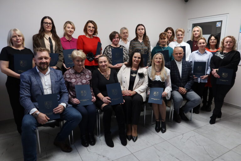 Siła empatii i codziennego wsparcia. W Piekoszowie uhonorowano pracowników socjalnych [WIDEO]