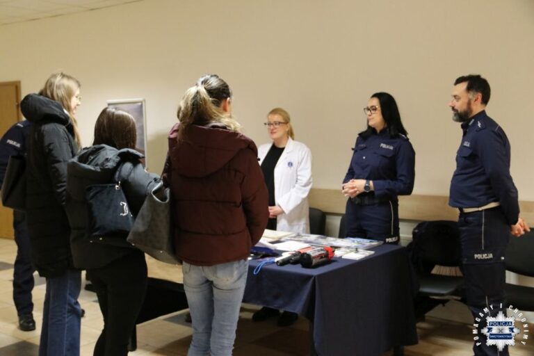 O bezpieczeństwie z udziałem świętokrzyskich policjantów – konferencja na uniwersytecie