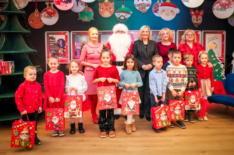 Książkowa Choinka – Świąteczna Magia, Która Łączy Pokolenia