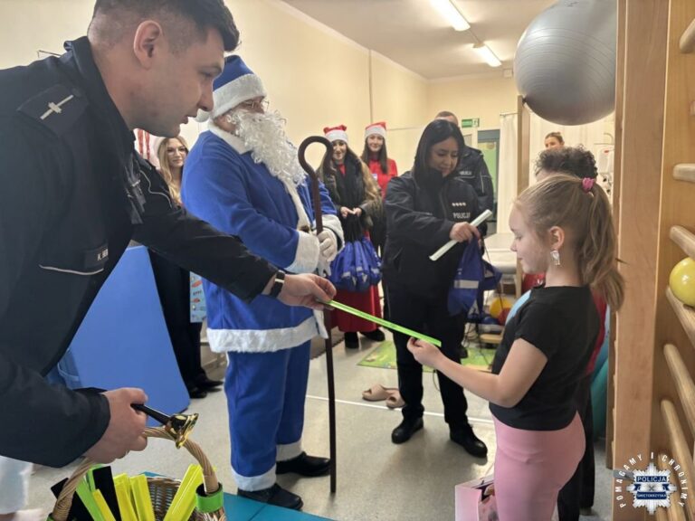 Niebieski Święty Mikołaj odwiedził konecki szpital