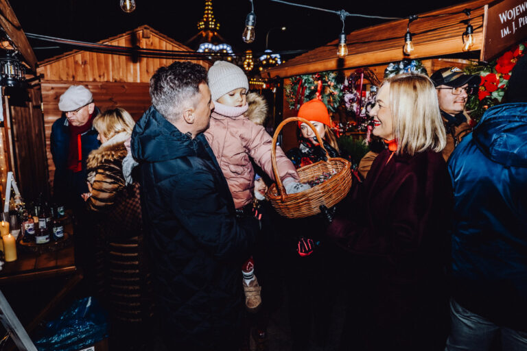 TRZY DNI MAGII ZA NAMI! II ŚWIĘTOKRZYSKI JARMARK BOŻONARODZENIOWY PRZYCIĄGNĄŁ PRAWDZIWE TŁUMY!