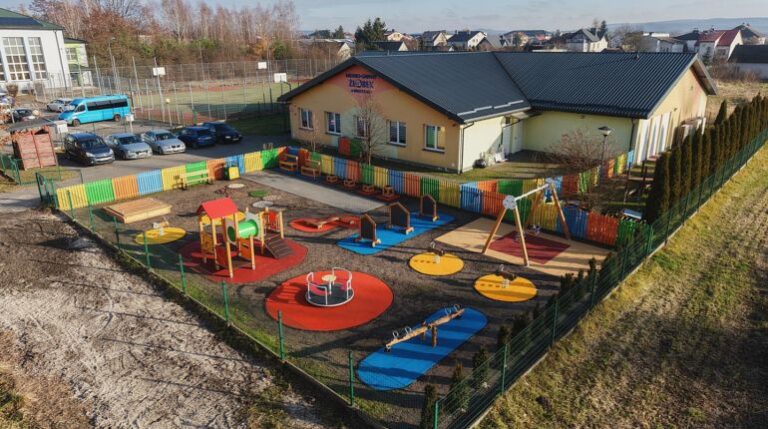 Nowy plac zabaw przy Miejsko-Gminnym Żłobku w Daleszycach oddany do użytku!