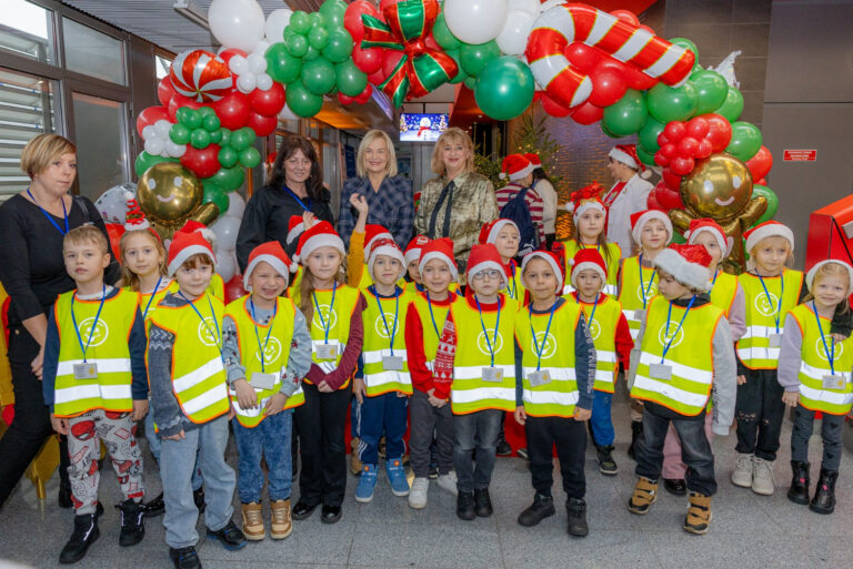 Dwujęzyczna zabawa! Ponad 350 dzieci z całego regionu na mikołajkowym finale w Targach Kielce!