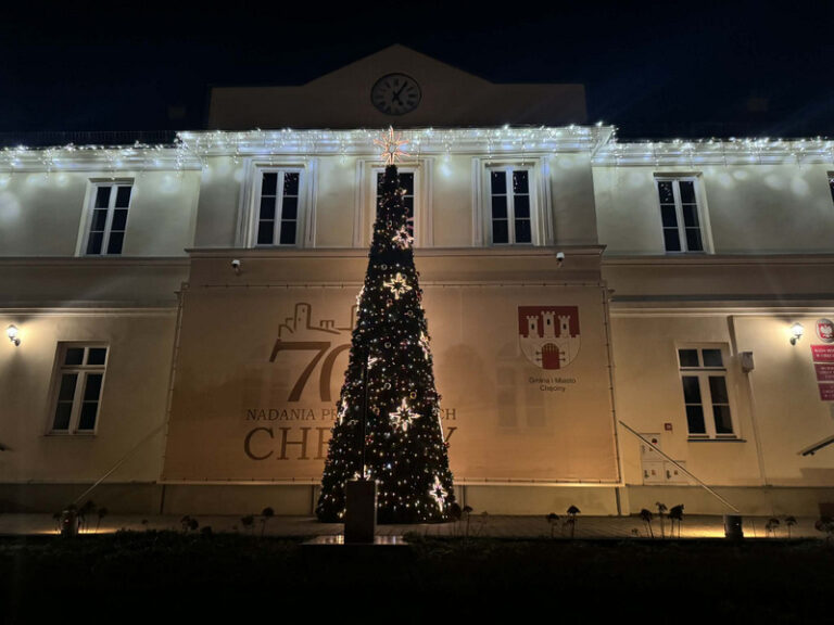 Przed chęcińskim ratuszem rozbłysła świąteczna choinka!