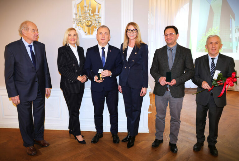 Burmistrz Robert Jaworski uhonorowany Złotą Honorową Odznaką im. Franciszka Stefczyka