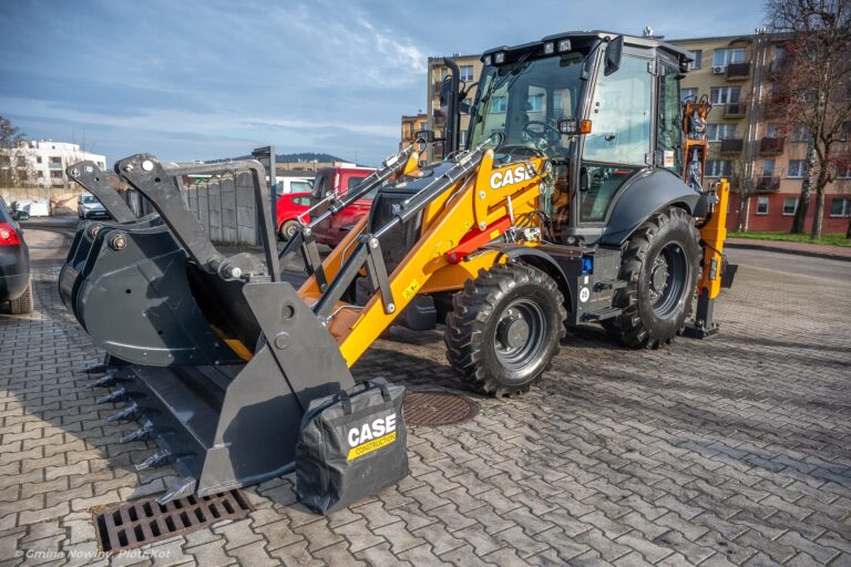 Gmina Nowiny inwestuje w bezpieczeństwo i rozwój infrastruktury. Nowa koparko-ładowarka CASE już pracuje dla mieszkańców