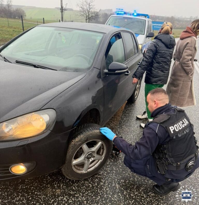 Pomogli z poluzowanym kołem w samochodzie