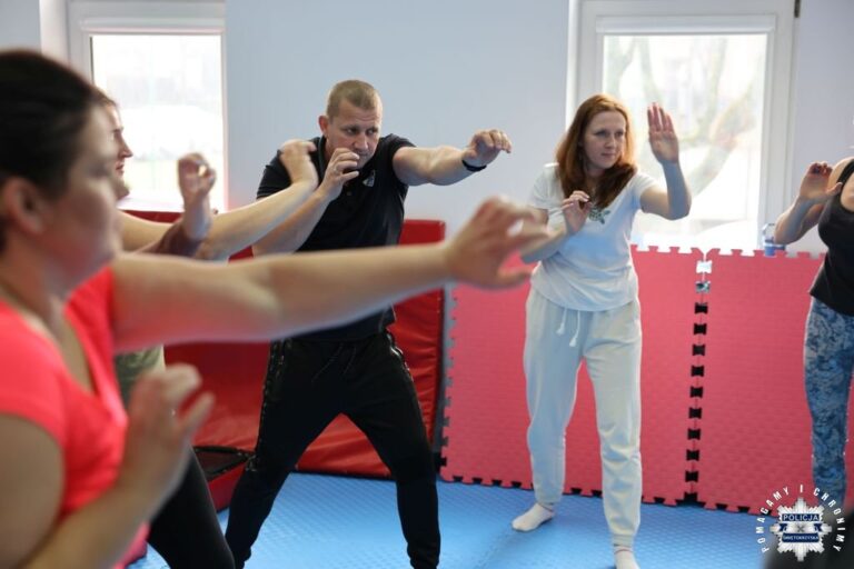 Klub przedsiębiorczych mam w policyjnej hali treningowej – szkolenie z samoobrony